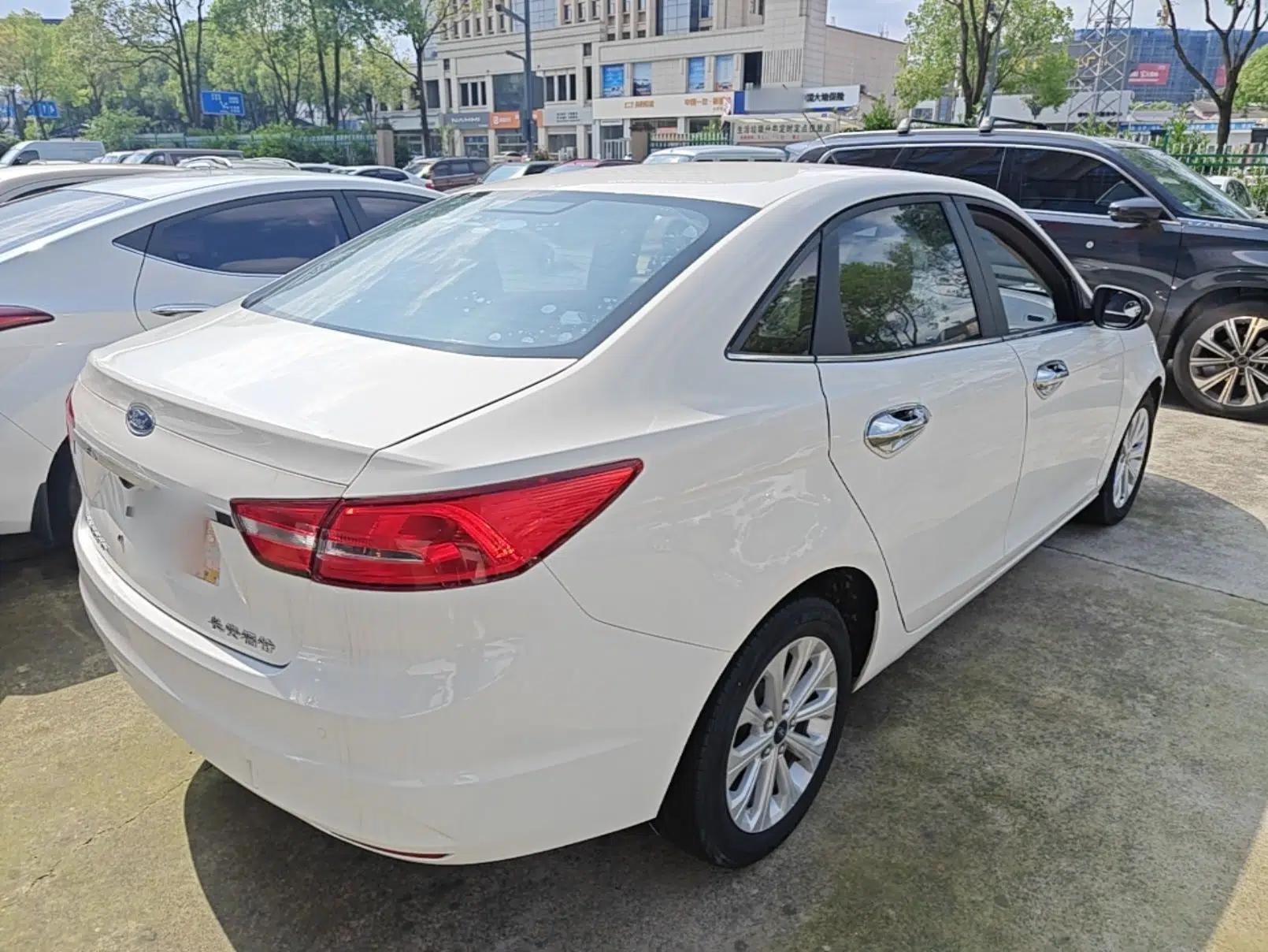 Ford Escort 2015 1.5L Manual Fashion Edition — миниатюра 6