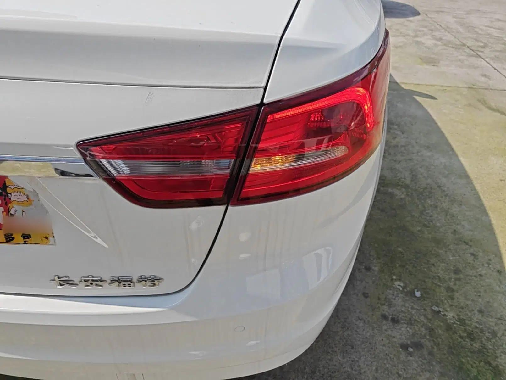Ford Escort 2015 1.5L Manual Fashion Edition — миниатюра 7