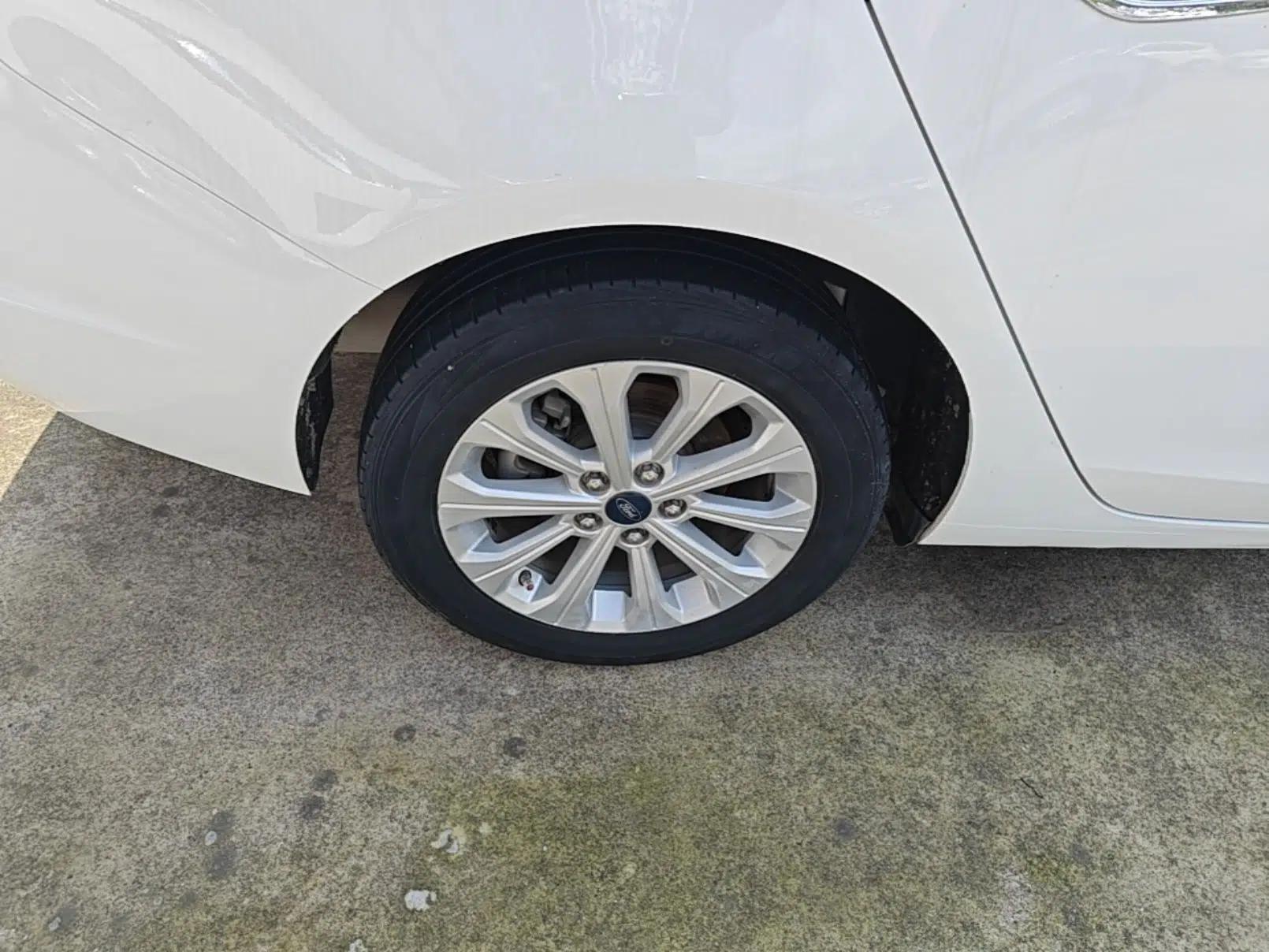 Ford Escort 2015 1.5L Manual Fashion Edition — миниатюра 10