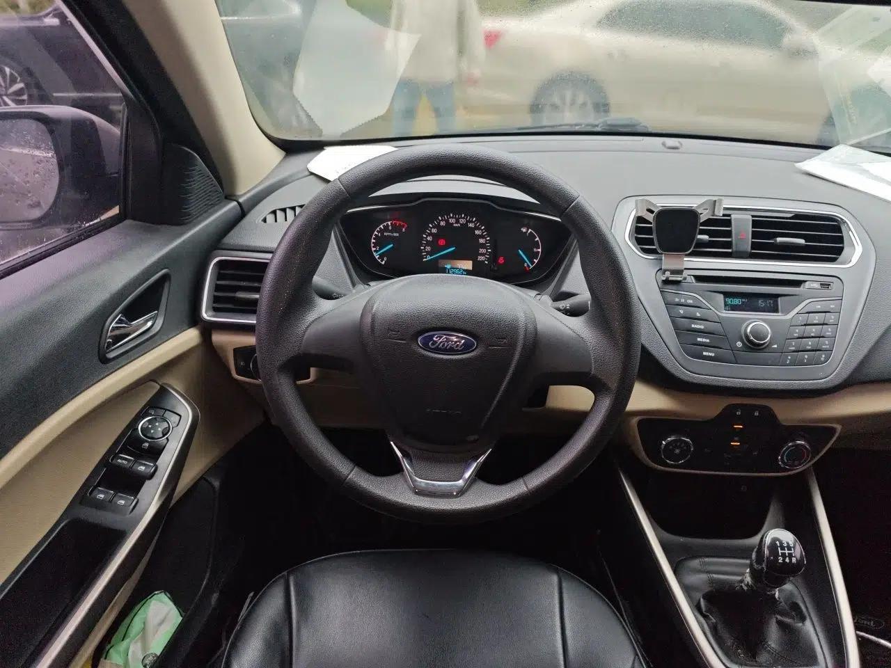 Ford Escort 2015 1.5L Manual Comfort Model — миниатюра 11
