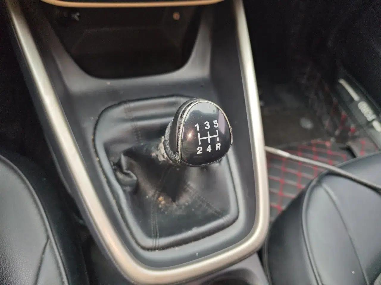 Ford Escort 2015 1.5L Manual Comfort Model — миниатюра 15