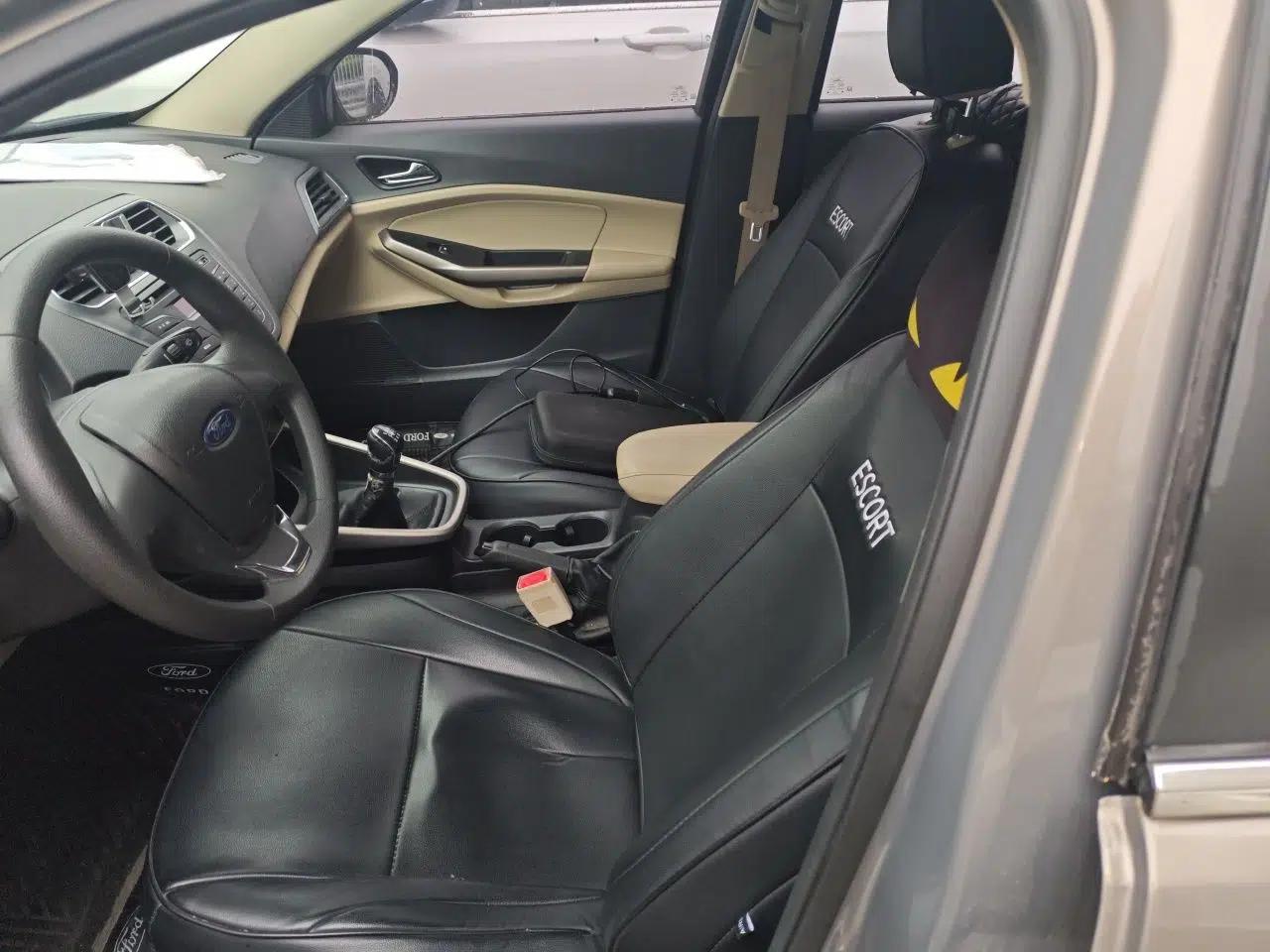 Ford Escort 2015 1.5L Manual Comfort Model — миниатюра 16