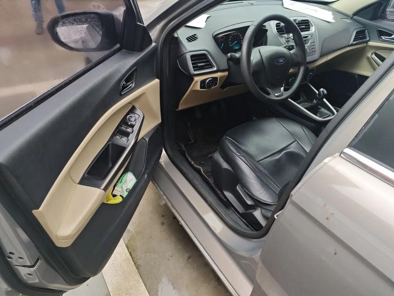 Ford Escort 2015 1.5L Manual Comfort Model — миниатюра 17