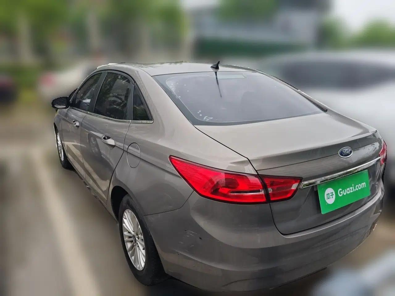 Ford Escort 2015 1.5L Manual Comfort Model — миниатюра 4