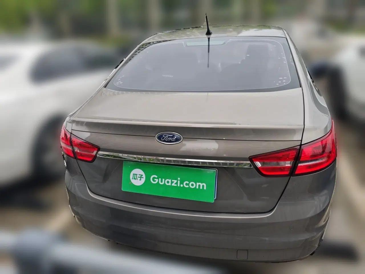 Ford Escort 2015 1.5L Manual Comfort Model — миниатюра 5