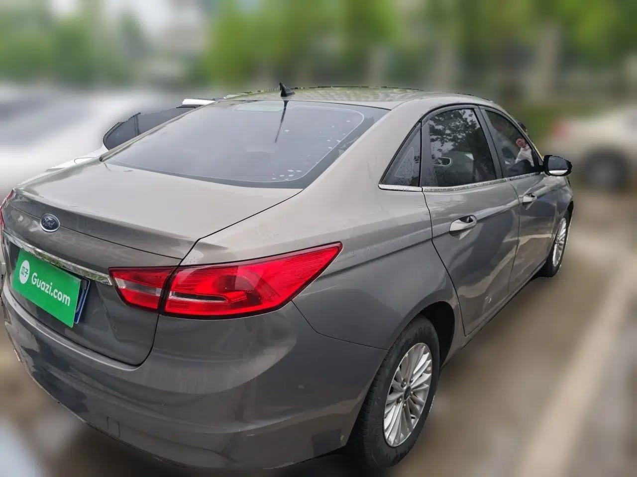 Ford Escort 2015 1.5L Manual Comfort Model — миниатюра 6