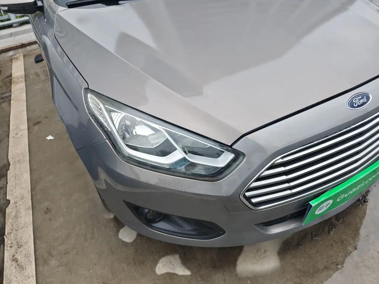 Ford Escort 2015 1.5L Manual Comfort Model — миниатюра 7