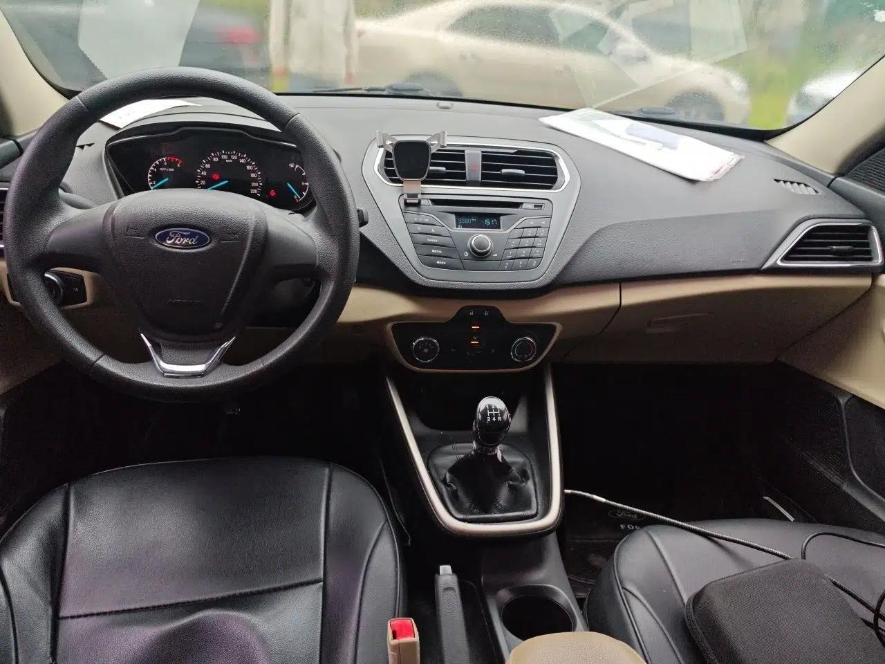 Ford Escort 2015 1.5L Manual Comfort Model — миниатюра 10