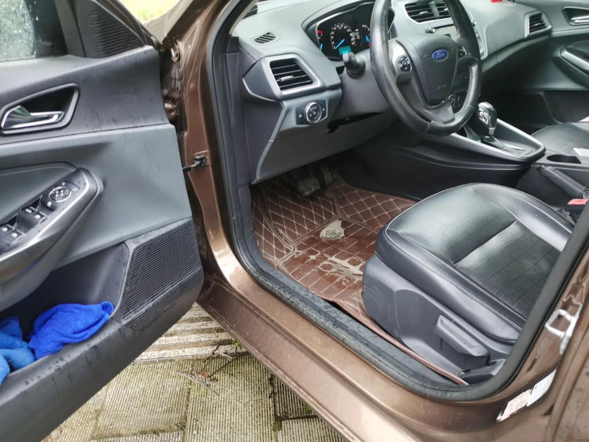 Ford Escort 2015 1.5L Automatic Fashion Model — миниатюра 17