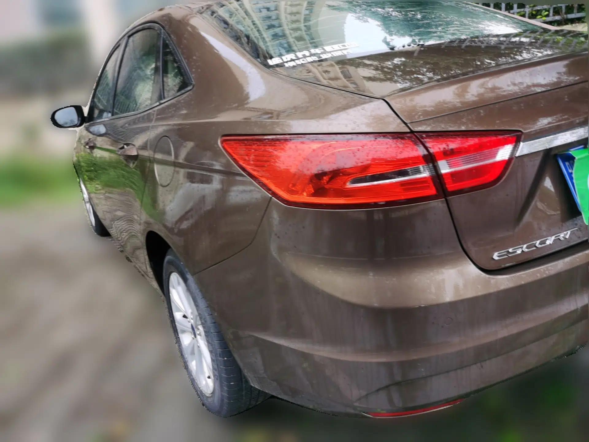 Ford Escort 2015 1.5L Automatic Fashion Model — миниатюра 4