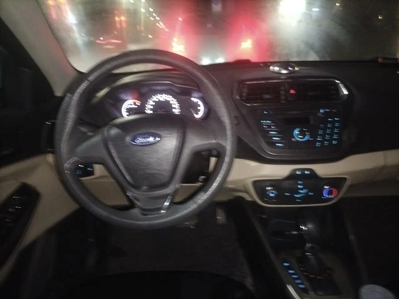 Ford Escort 2015 1.5L Automatic Comfort Edition — миниатюра 11