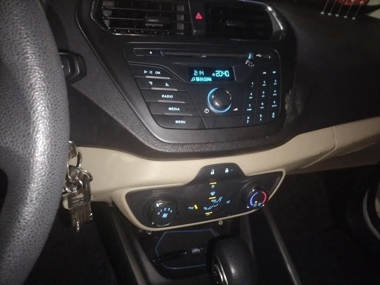 Ford Escort 2015 1.5L Automatic Comfort Edition — миниатюра 14