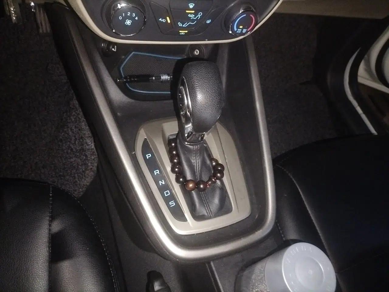 Ford Escort 2015 1.5L Automatic Comfort Edition — миниатюра 15