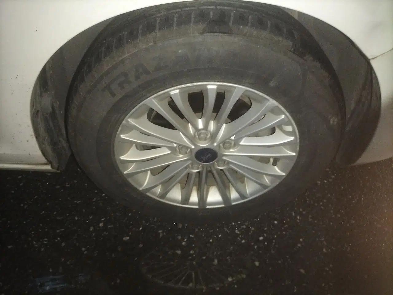 Ford Escort 2015 1.5L Automatic Comfort Edition — миниатюра 8