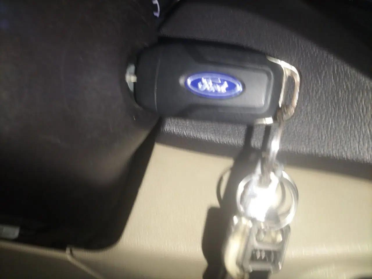 Ford Escort 2015 1.5L Automatic Comfort Edition — миниатюра 9