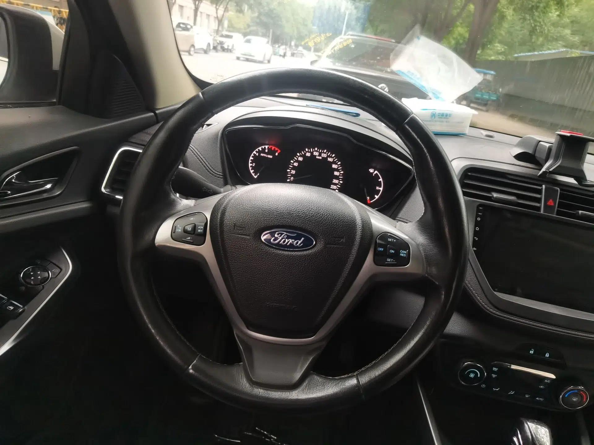 Ford Escort 2015 1.5L Automatic Fashion Model — миниатюра 11