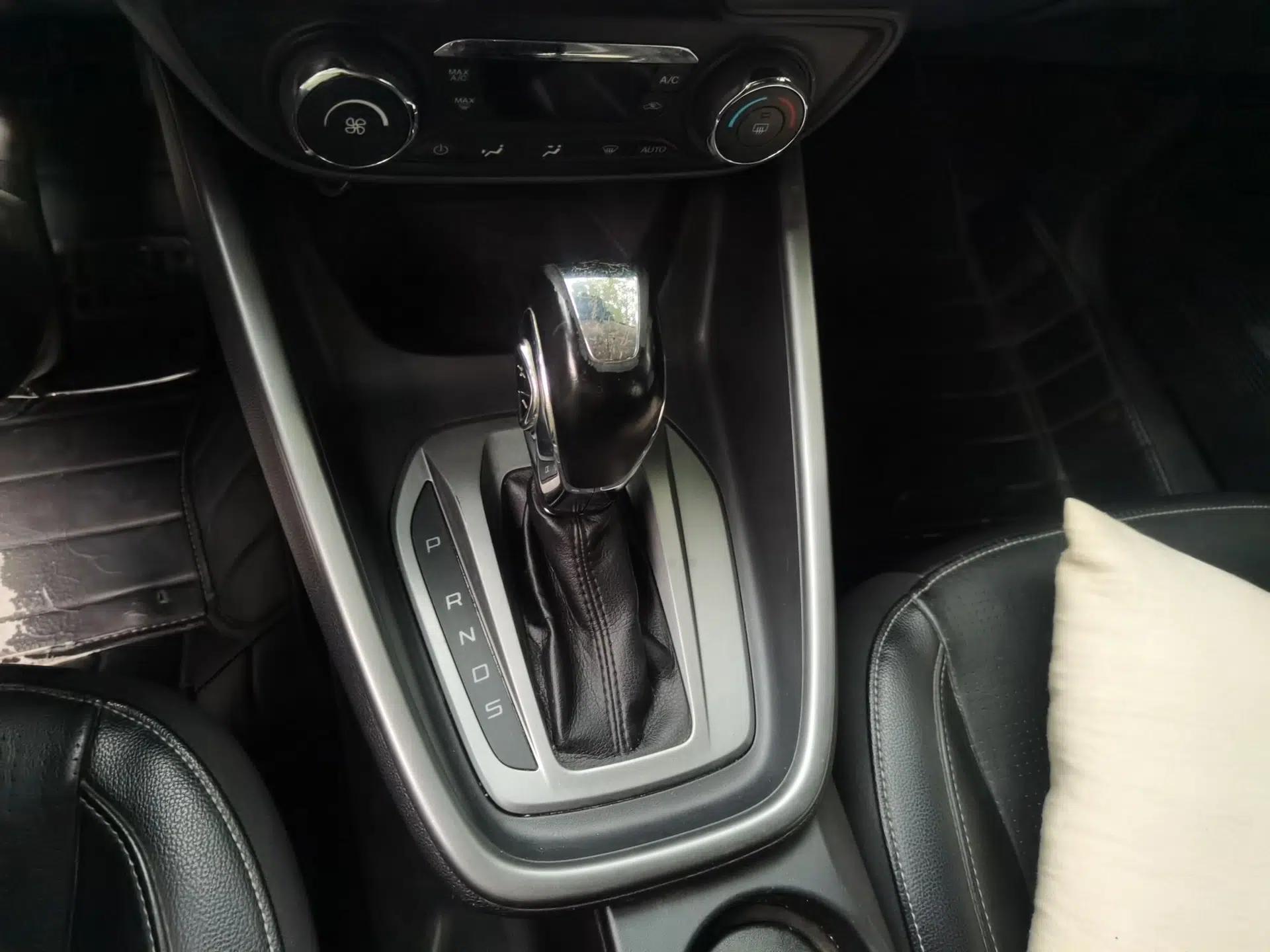 Ford Escort 2015 1.5L Automatic Fashion Model — миниатюра 15