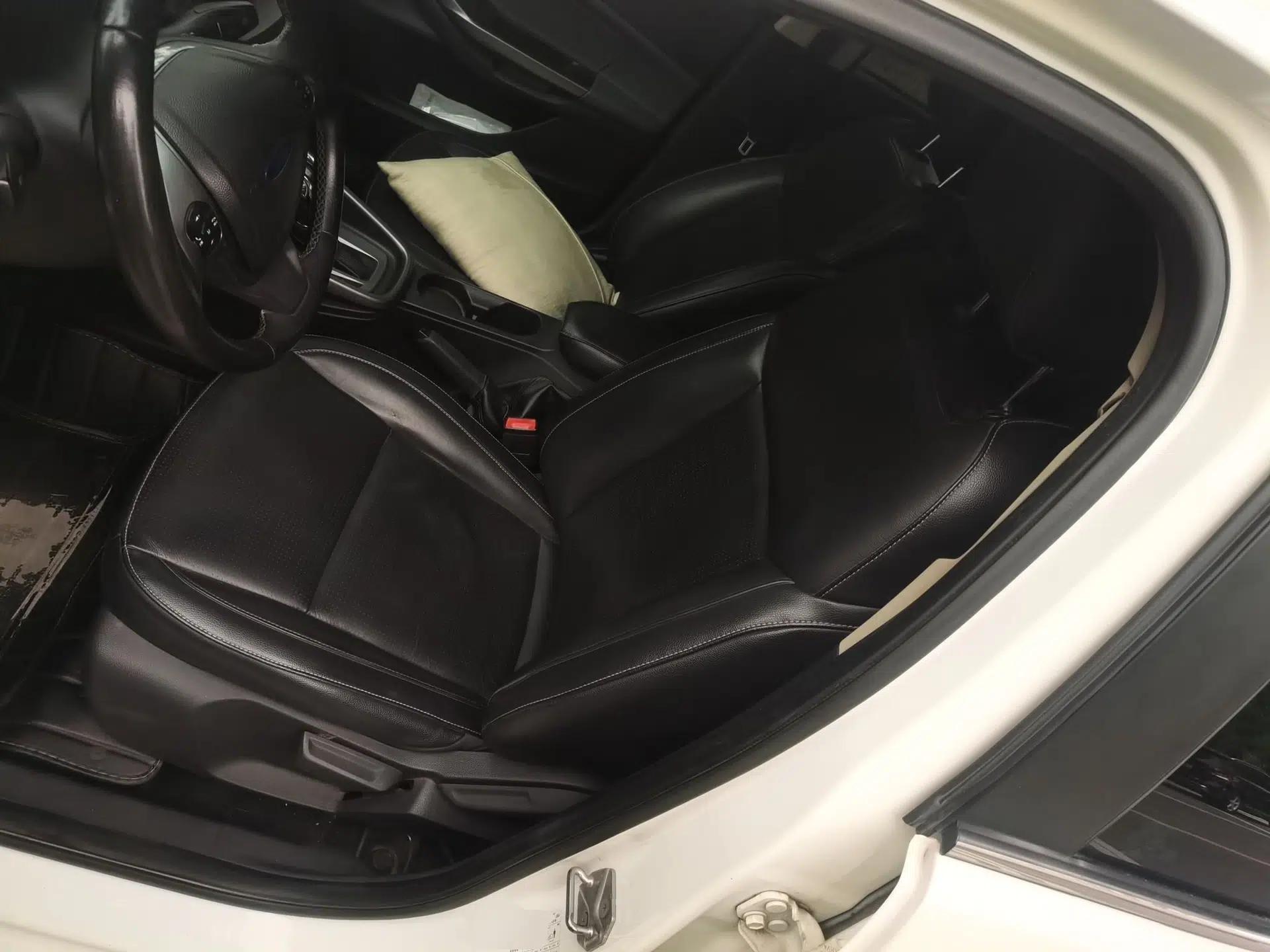 Ford Escort 2015 1.5L Automatic Fashion Model — миниатюра 16