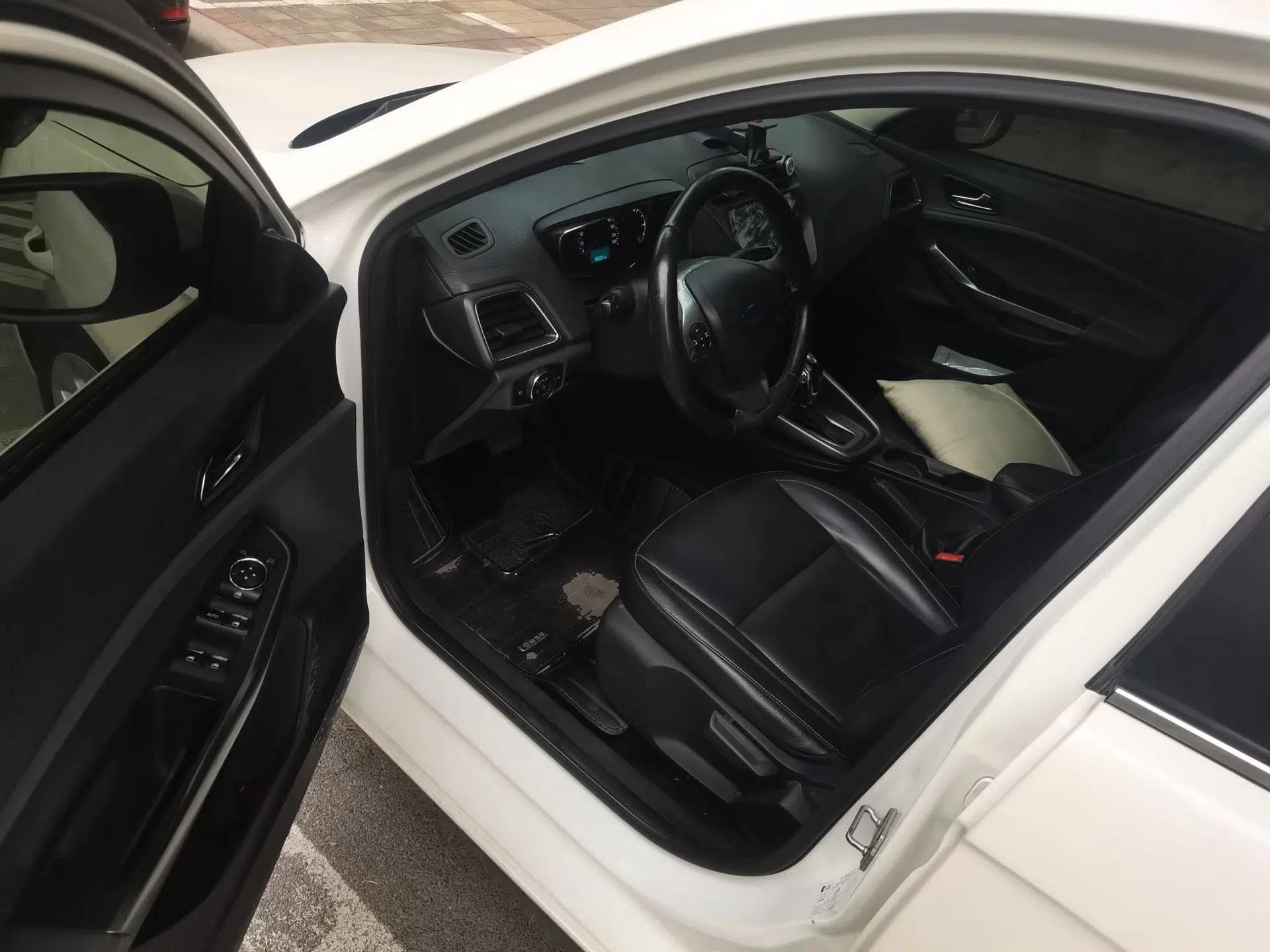 Ford Escort 2015 1.5L Automatic Fashion Model — миниатюра 17