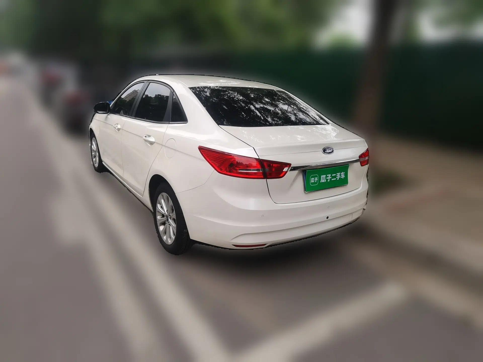 Ford Escort 2015 1.5L Automatic Fashion Model — миниатюра 4