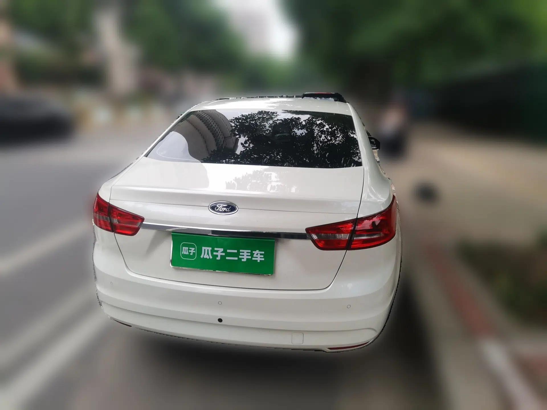 Ford Escort 2015 1.5L Automatic Fashion Model — миниатюра 5