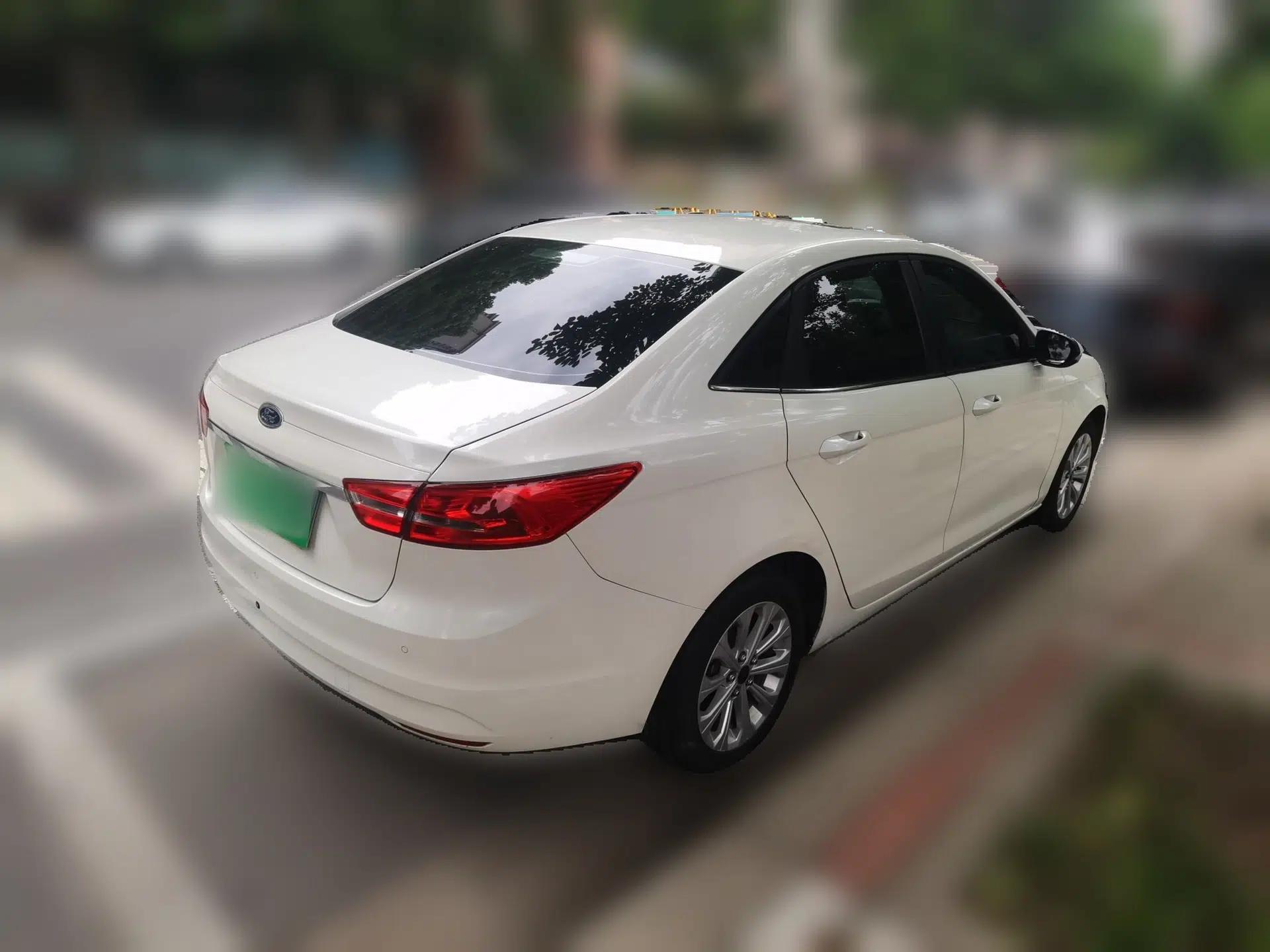 Ford Escort 2015 1.5L Automatic Fashion Model — миниатюра 6