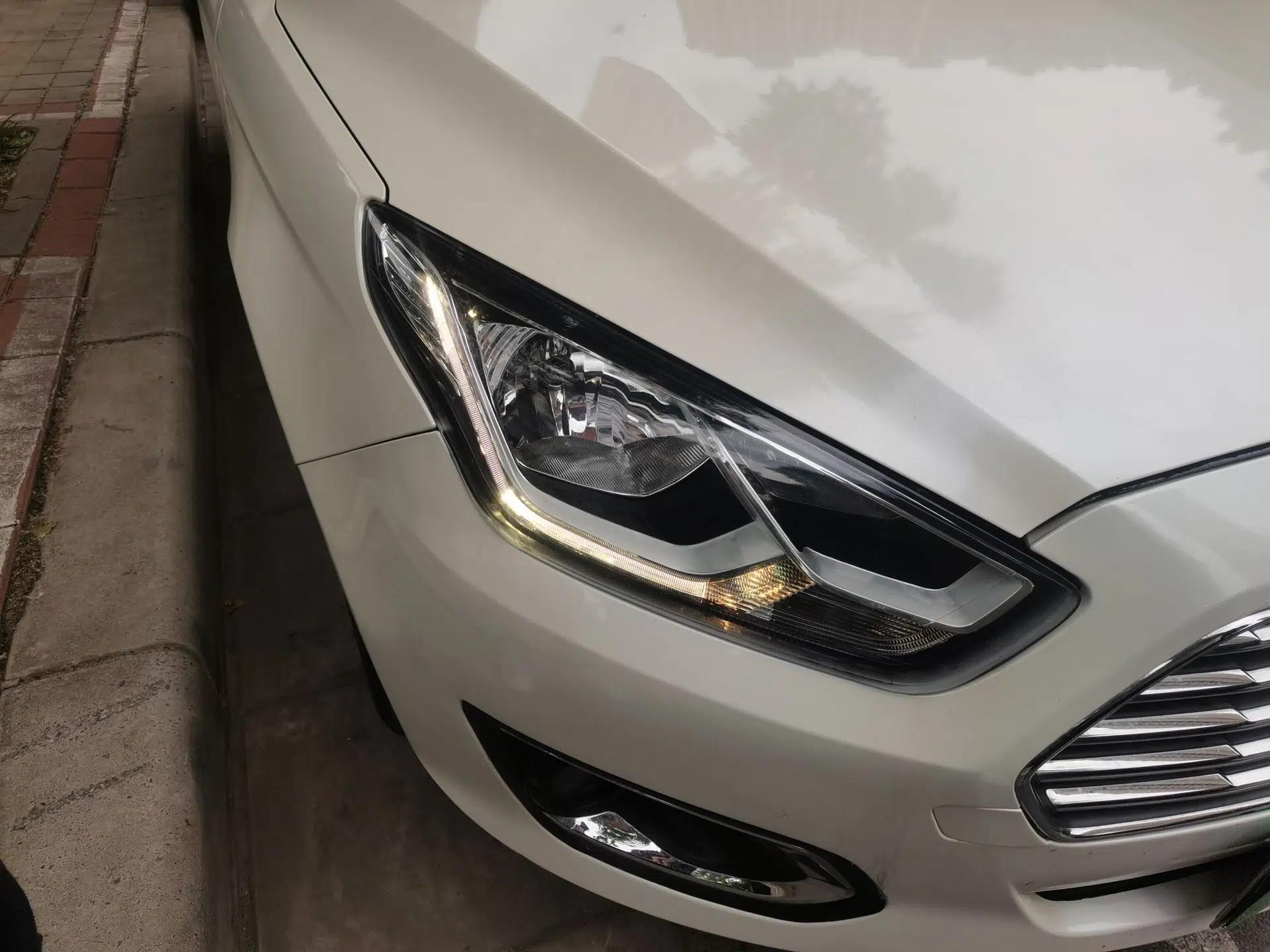 Ford Escort 2015 1.5L Automatic Fashion Model — миниатюра 7