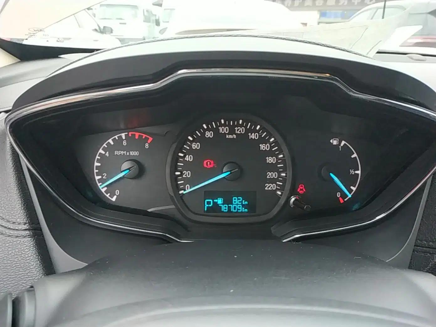Ford Escort 2015 1.5L Automatic Fashion Model — миниатюра 15