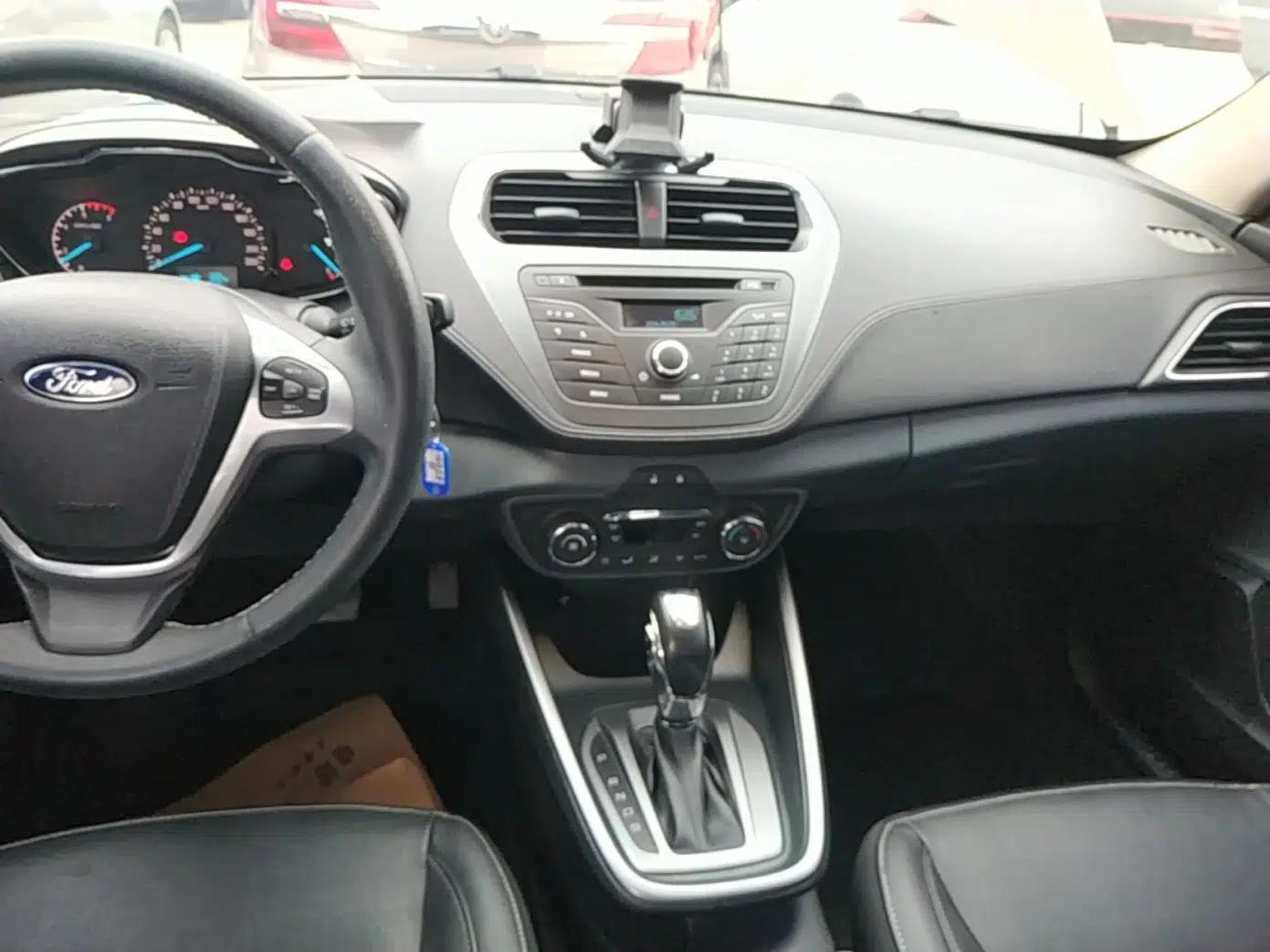 Ford Escort 2015 1.5L Automatic Fashion Model — миниатюра 16