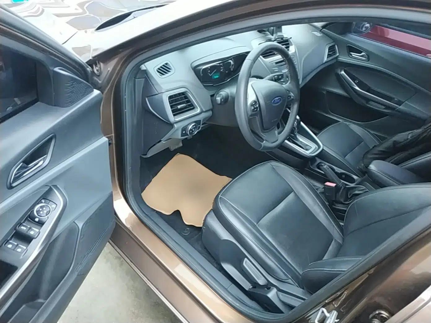 Ford Escort 2015 1.5L Automatic Fashion Model — миниатюра 18