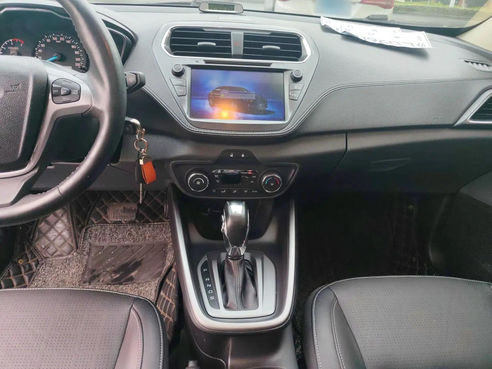 Ford Escort 2015 1.5L Automatic Fashion Model — миниатюра 15