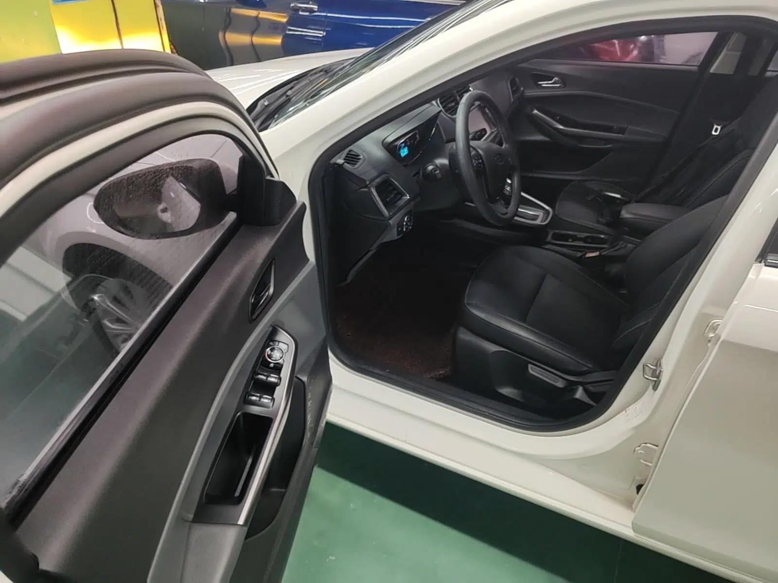 Ford Escort 2015 1.5L Automatic Fashion Model — миниатюра 18