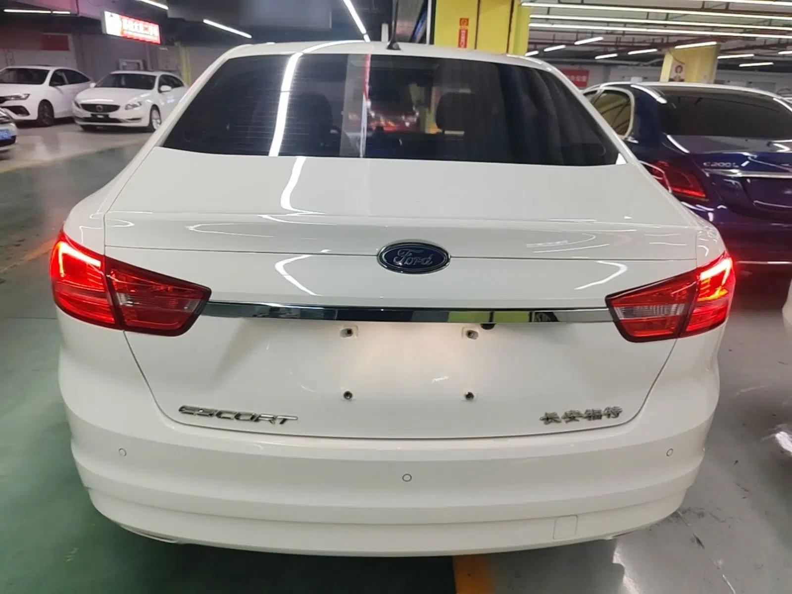 Ford Escort 2015 1.5L Automatic Fashion Model — миниатюра 3