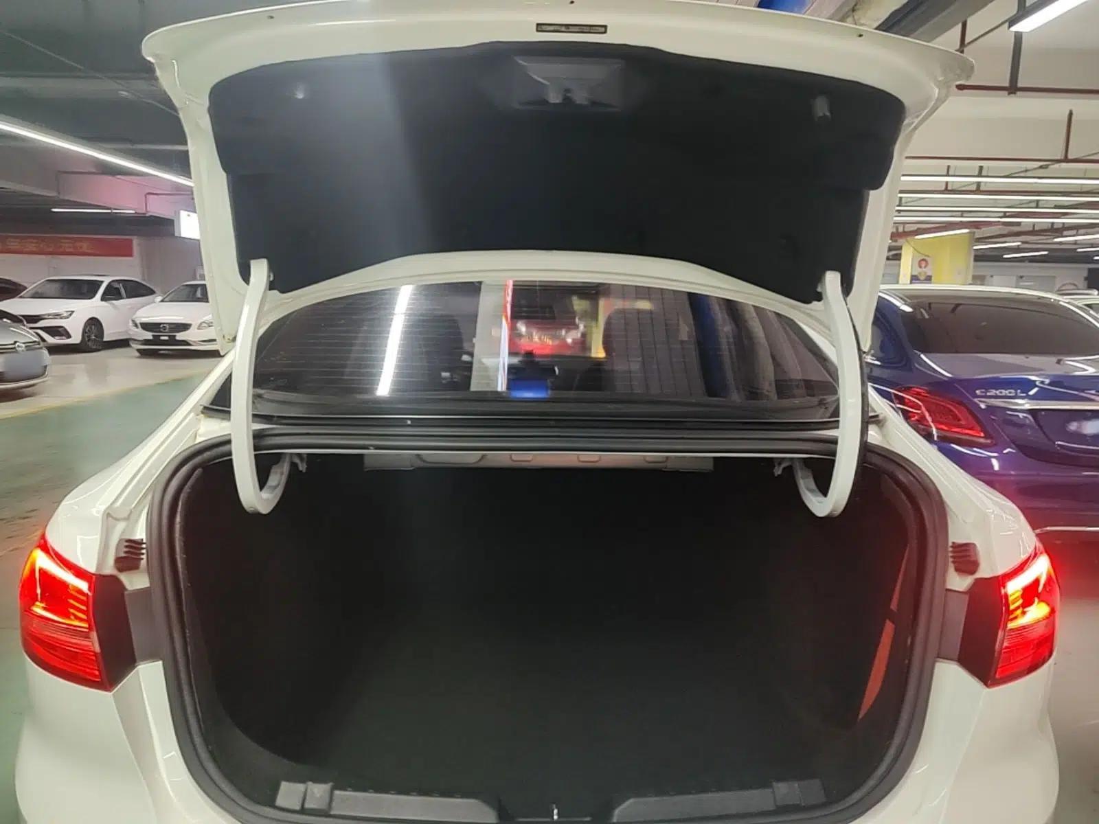 Ford Escort 2015 1.5L Automatic Fashion Model — миниатюра 21