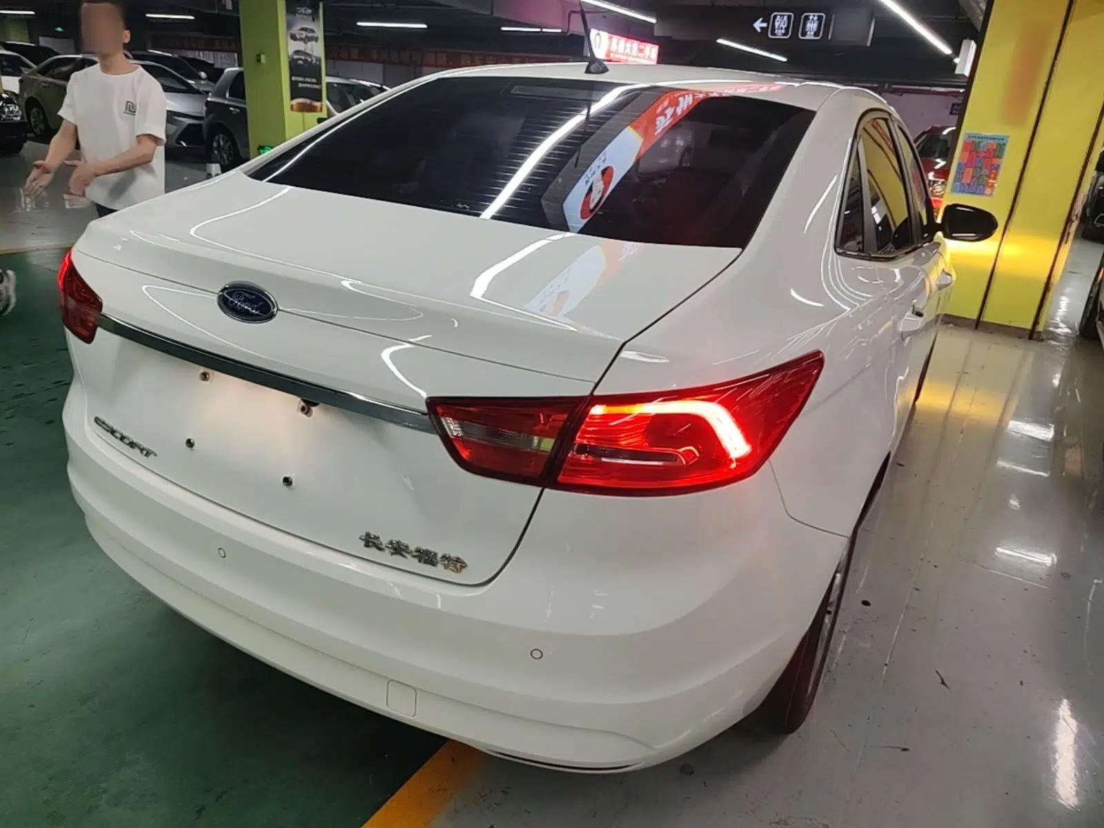 Ford Escort 2015 1.5L Automatic Fashion Model — миниатюра 4