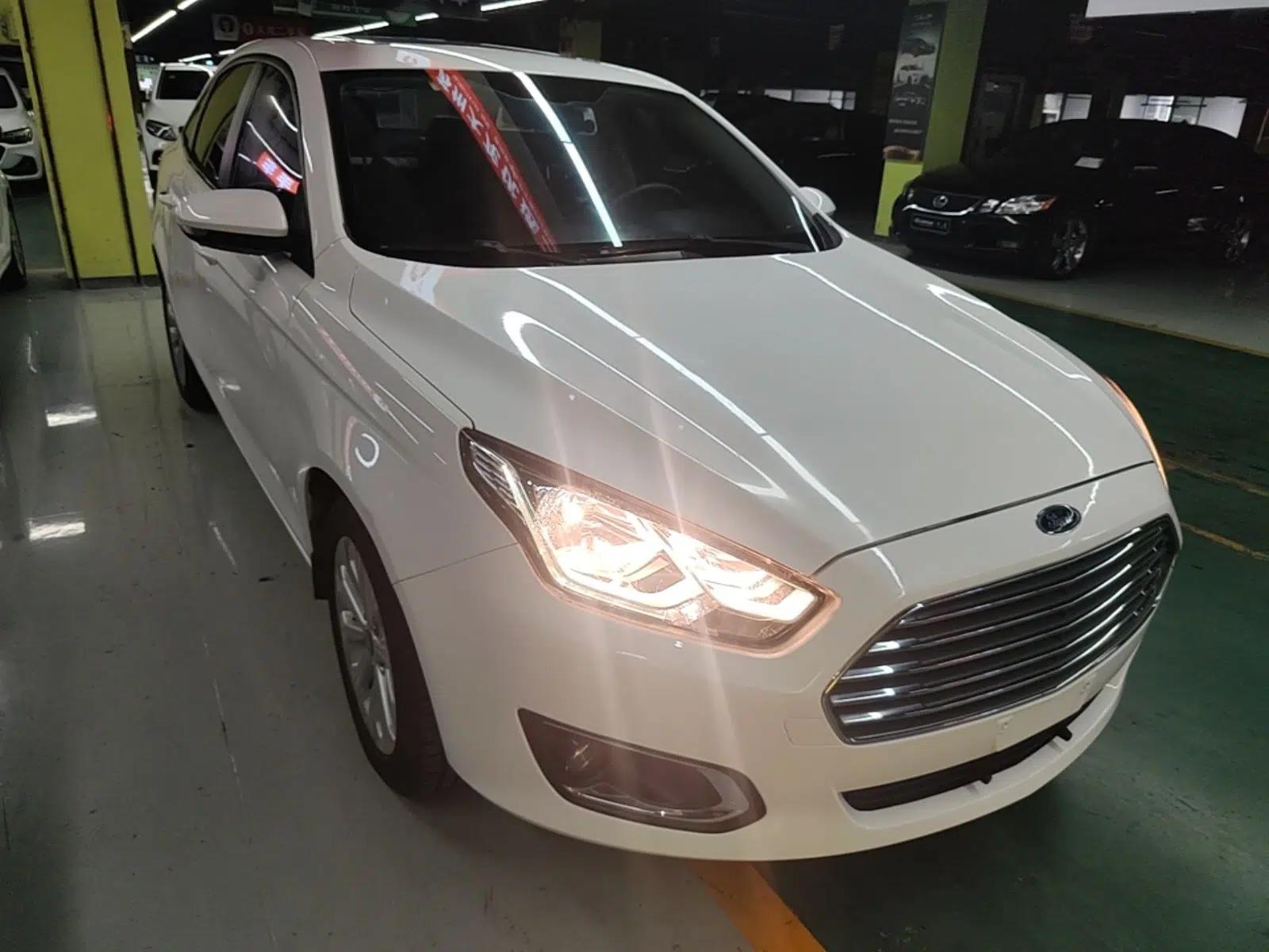 Ford Escort 2015 1.5L Automatic Fashion Model — миниатюра 6