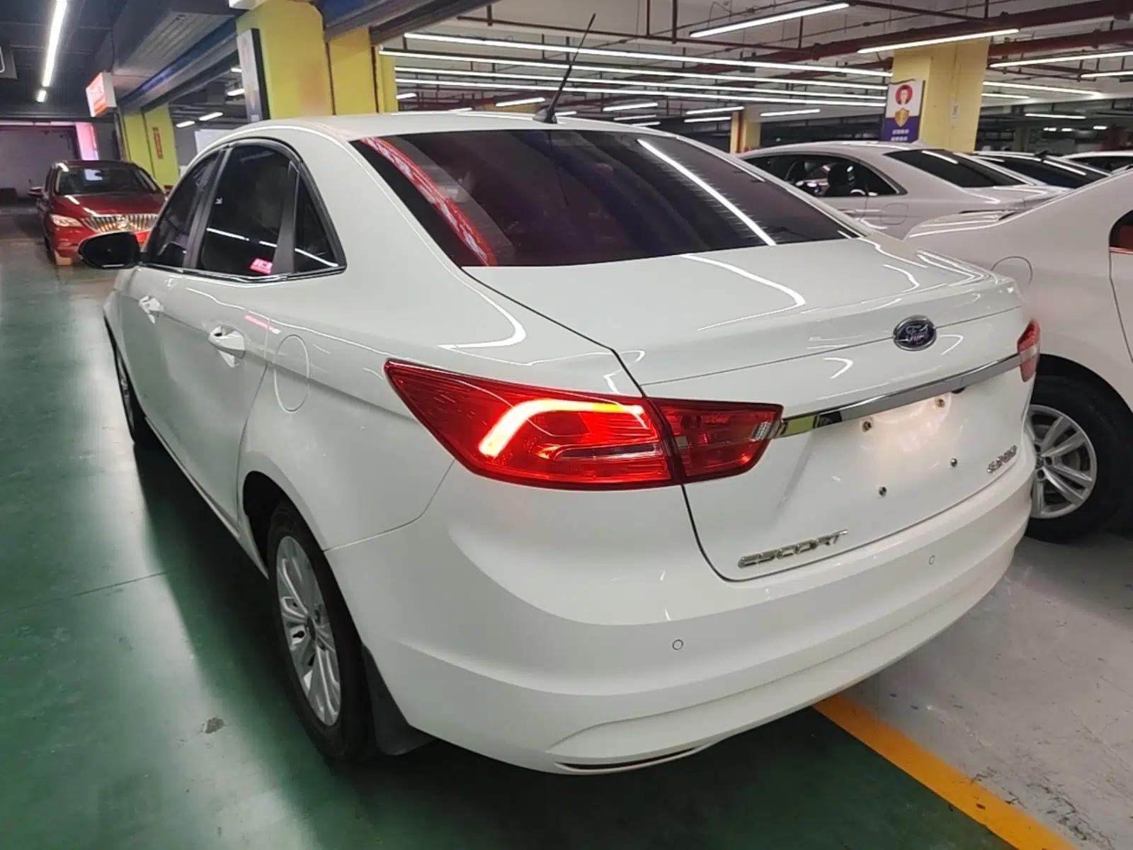 Ford Escort 2015 1.5L Automatic Fashion Model — миниатюра 7