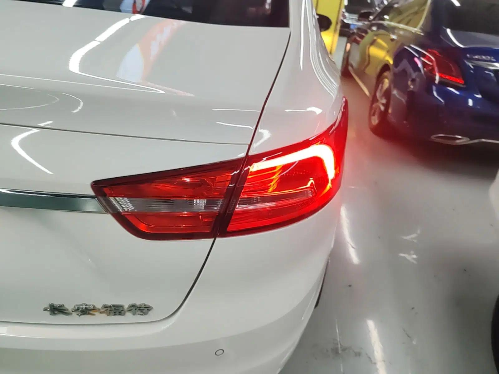 Ford Escort 2015 1.5L Automatic Fashion Model — миниатюра 8