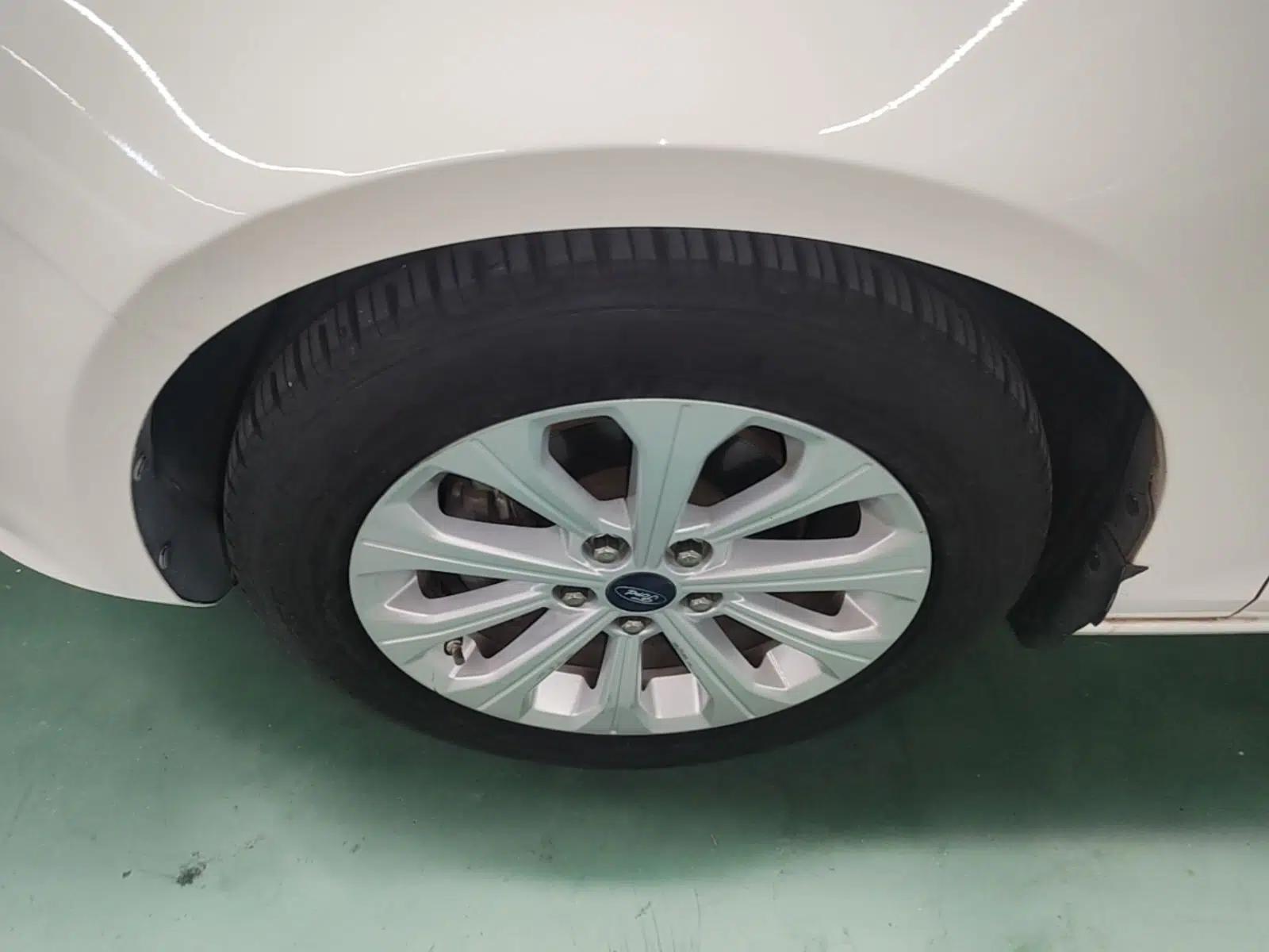 Ford Escort 2015 1.5L Automatic Fashion Model — миниатюра 9