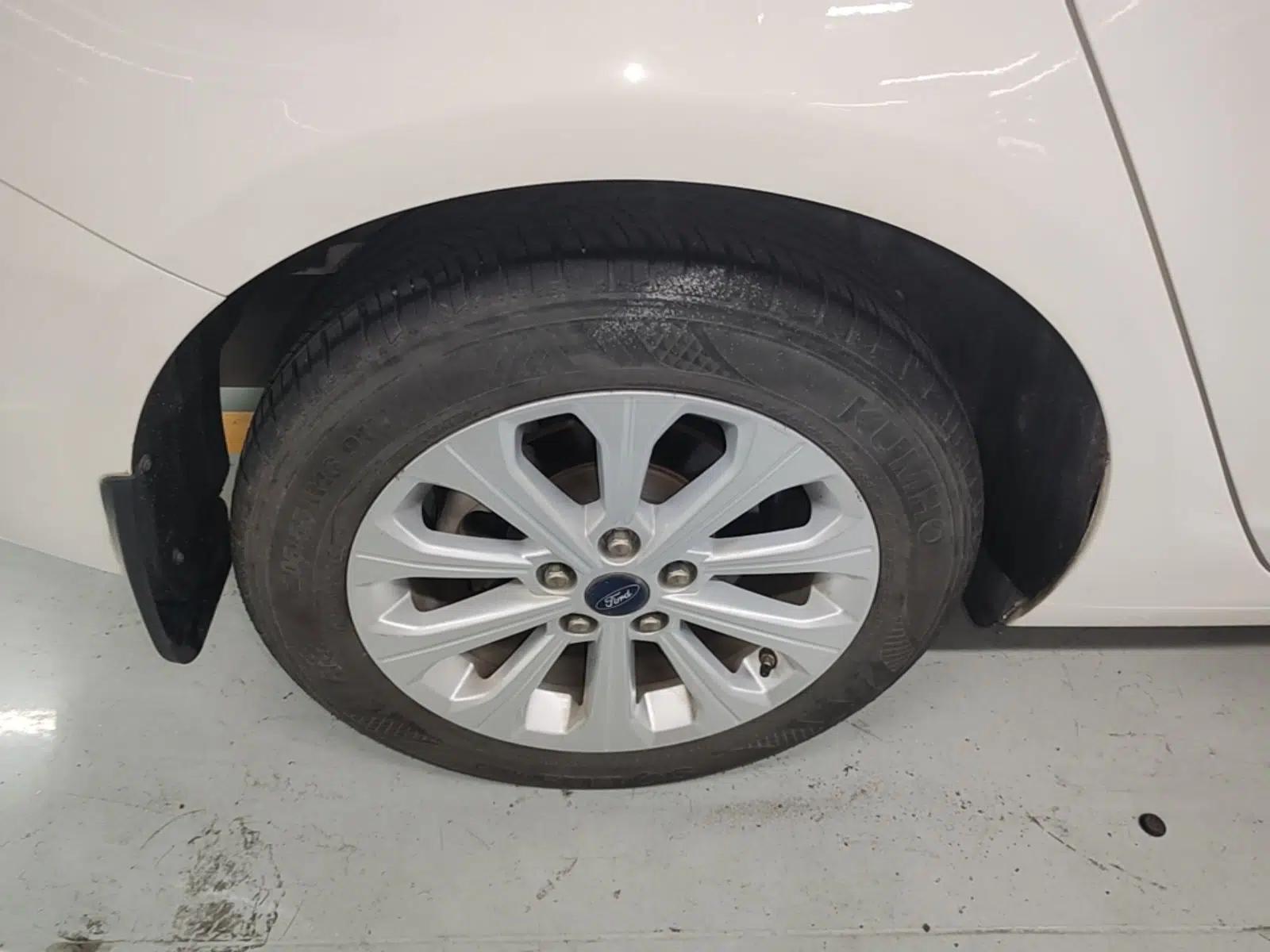 Ford Escort 2015 1.5L Automatic Fashion Model — миниатюра 10