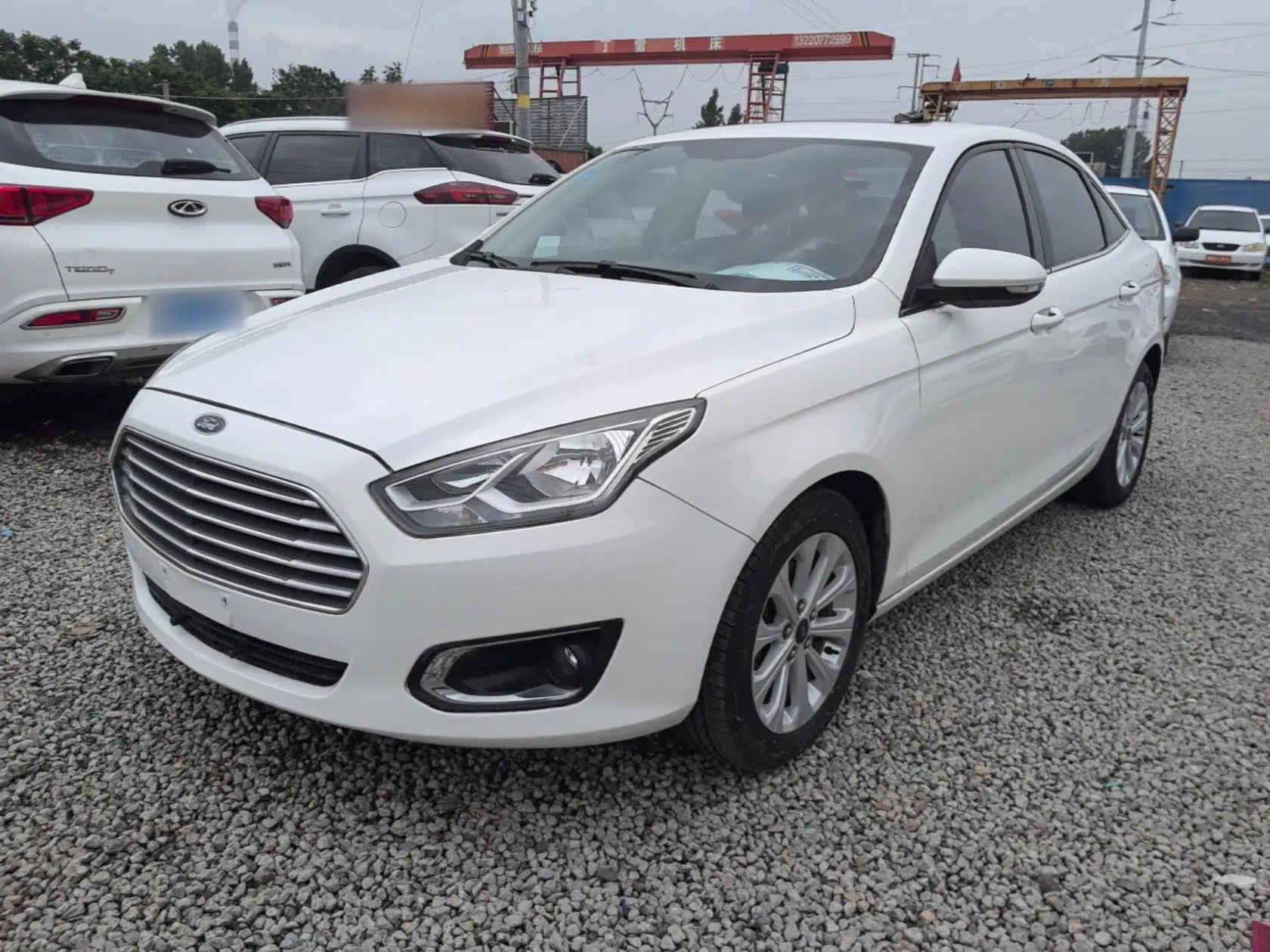 Ford Escort 2015 1.5L Automatic Fashion Model — миниатюра 1
