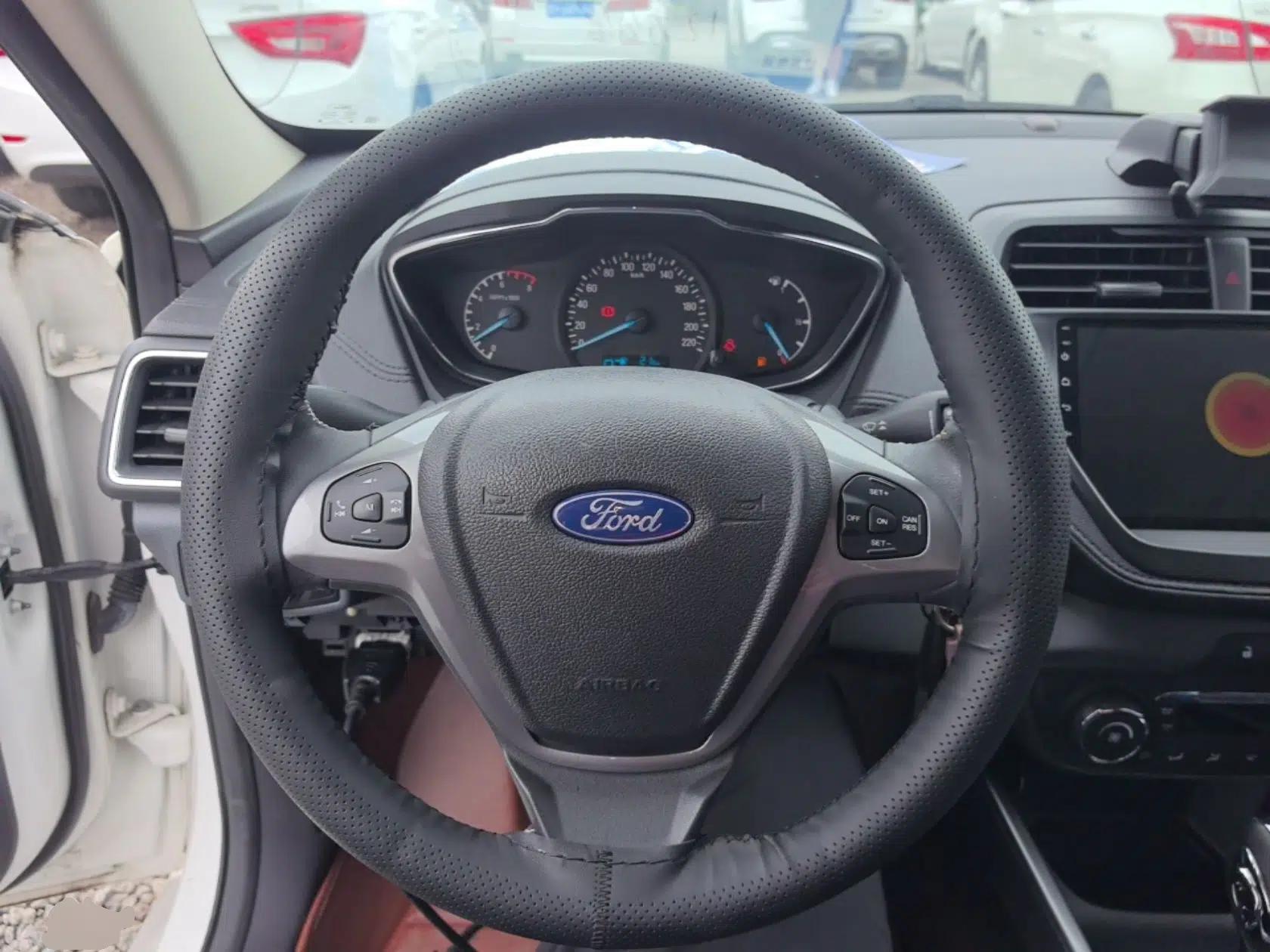 Ford Escort 2015 1.5L Automatic Fashion Model — миниатюра 14