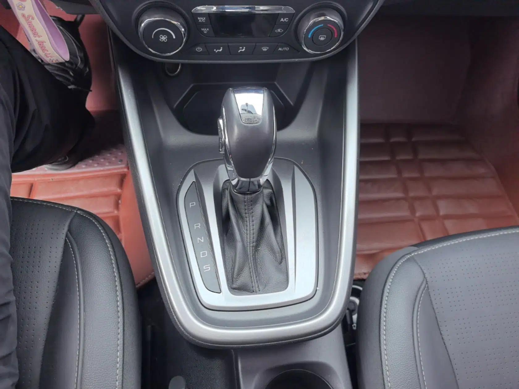 Ford Escort 2015 1.5L Automatic Fashion Model — миниатюра 17