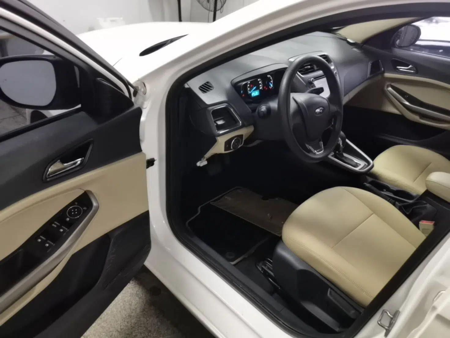 Ford Escort 2015 1.5L Automatic Comfort Edition — миниатюра 19