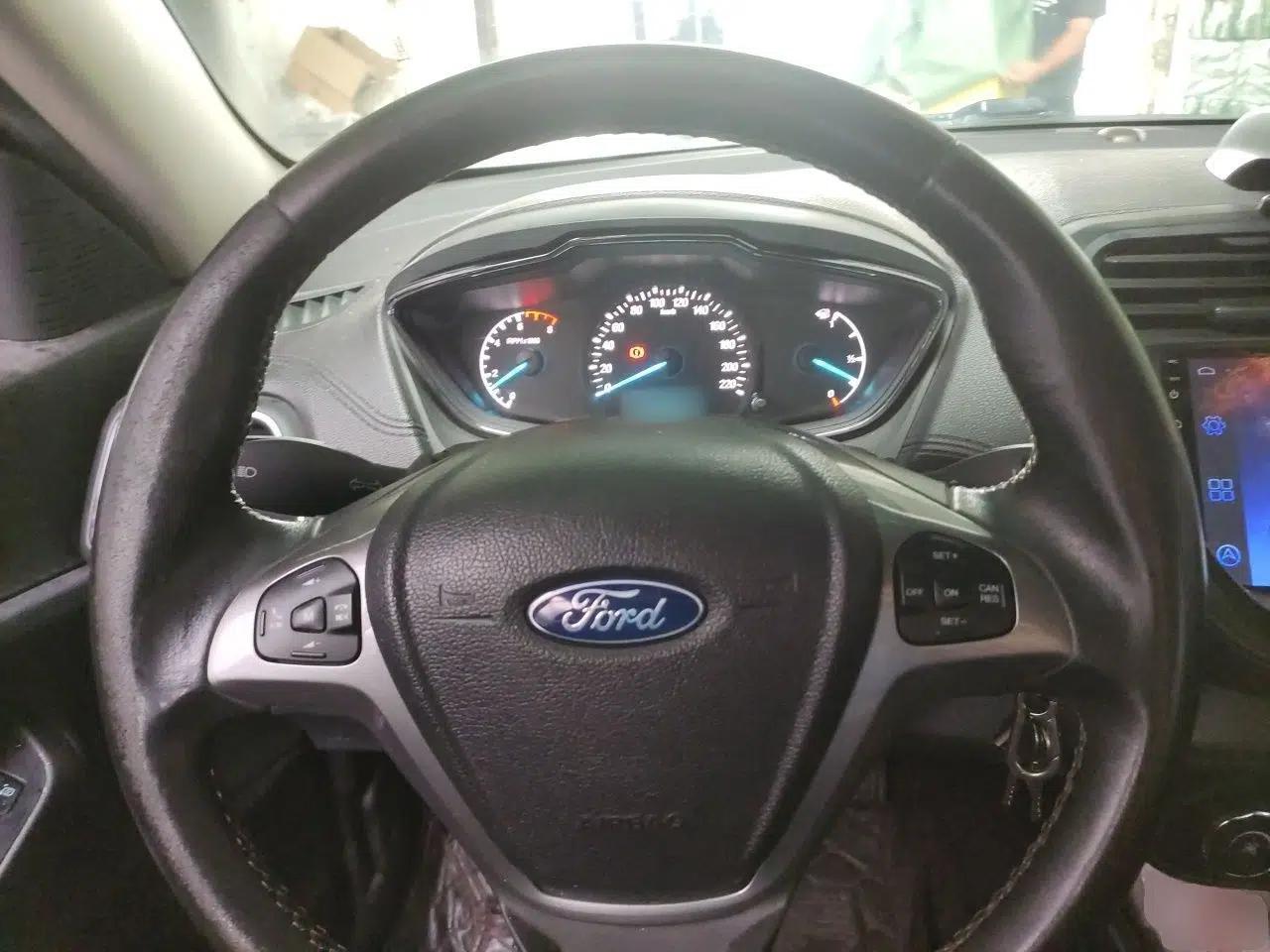 Ford Escort 2015 1.5L Automatic Fashion Model — миниатюра 11