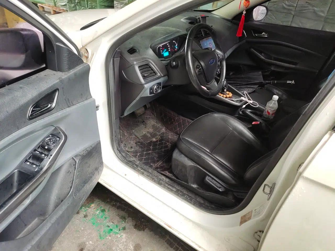 Ford Escort 2015 1.5L Automatic Fashion Model — миниатюра 17
