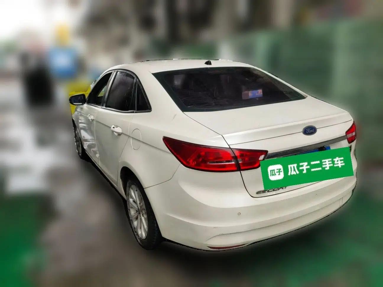 Ford Escort 2015 1.5L Automatic Fashion Model — миниатюра 4
