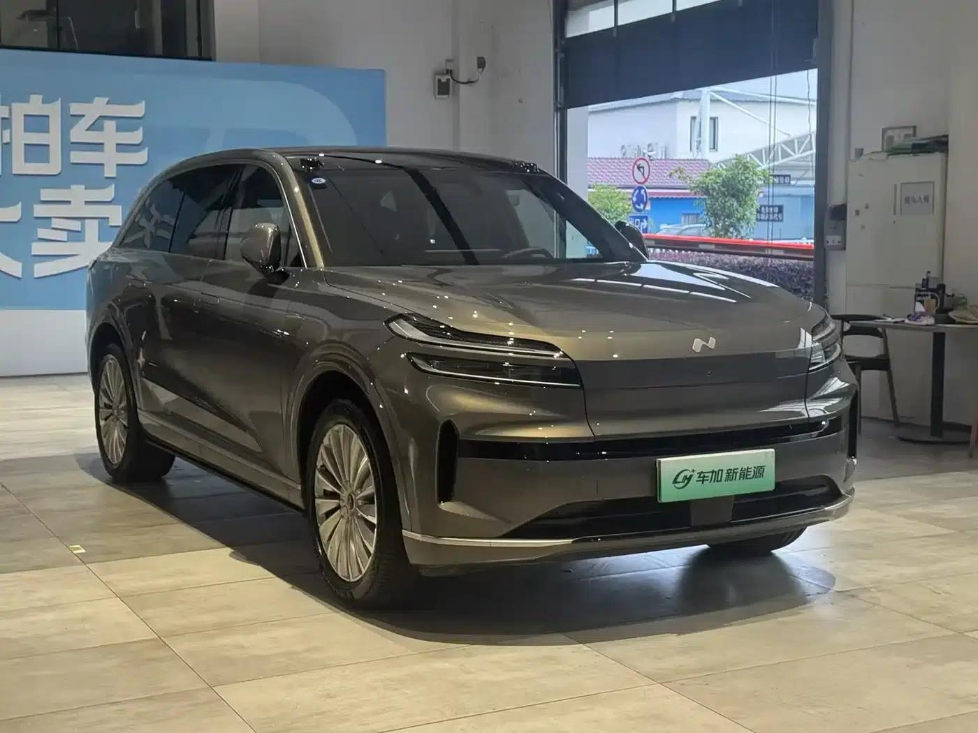 2025 Chevrolet L90 Ultra 6-seater — миниатюра 3