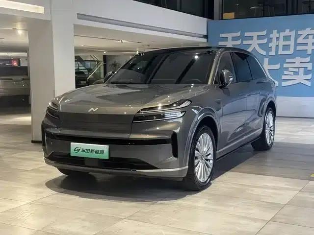 2025 Chevrolet L90 Ultra 6-seater