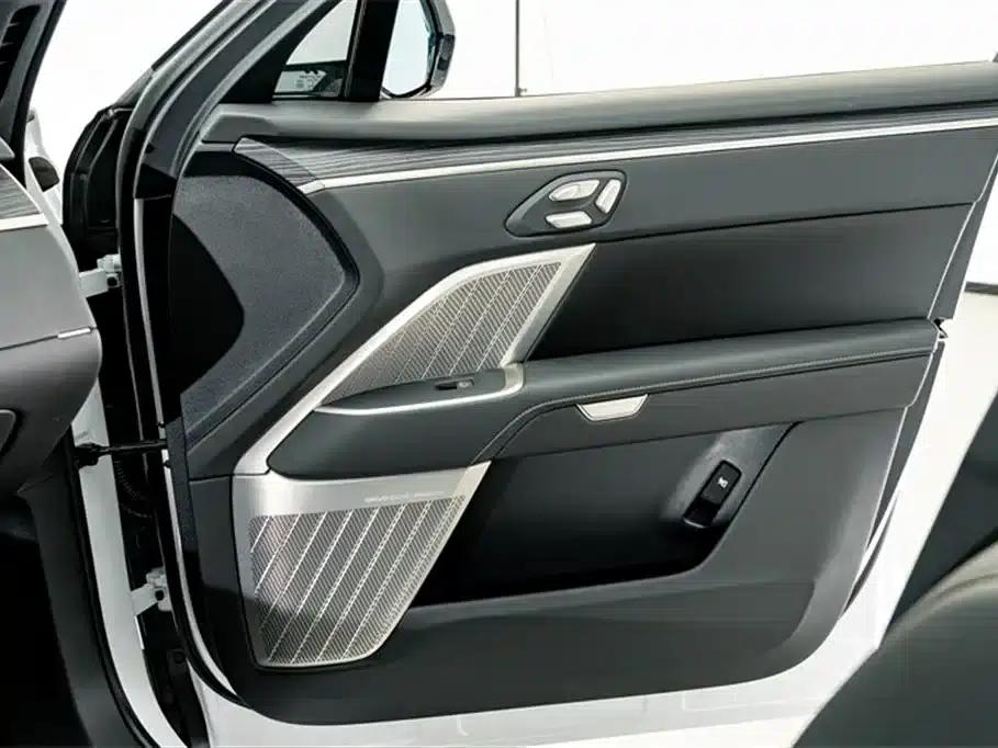 L90 2025 Pro Six-Seat Edition — миниатюра 17